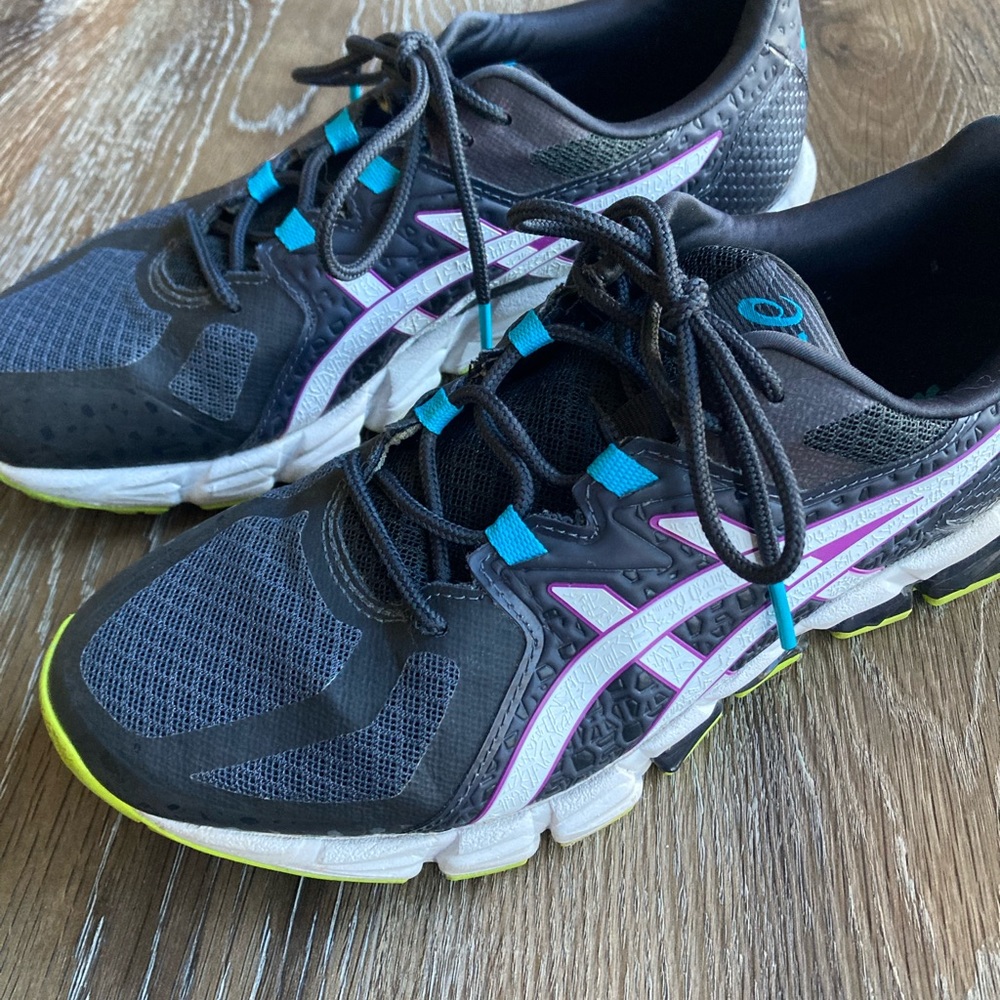 Women’s ASICS athletic shoes, size 8.5, Like New condition